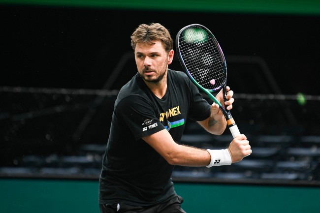 Stan Wawrinka bat un adolescent de 23 ans son cadet au premier tour de l'Open de Rotterdam.