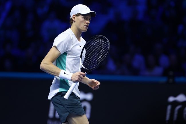 Jannik Sinner bat Auger-Aliassime, blessé, lors du premier match des Finales de l'ATP.