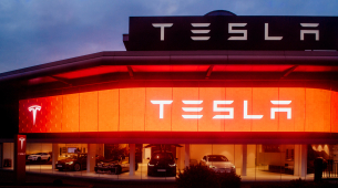 Musk prétend à tort que la DSF de Tesla est 10 fois plus sûre que la conduite humaine normale.