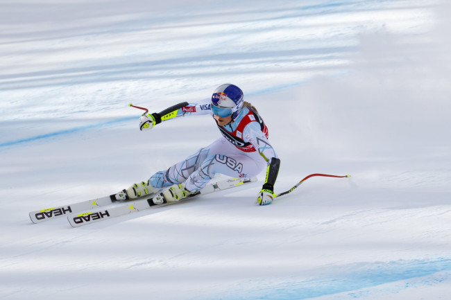 Lindsey Vonn fait une grave chute une semaine après avoir subi une déchirure du ligament croisé antérieur aux Jeux olympiques d'hiver.