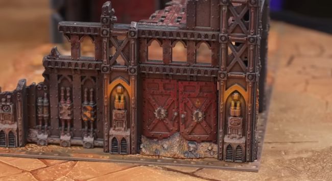 Warhammer dévoile un terrain prépeint, qui sortira avec la 11e édition.