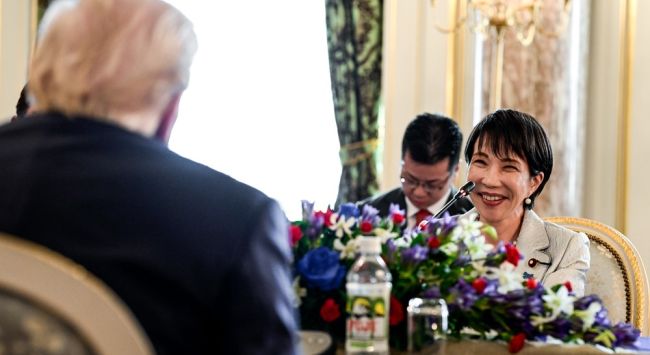 Le Japonais Takaichi remporte une victoire électorale écrasante, renforçant ainsi son emprise sur le pouvoir.