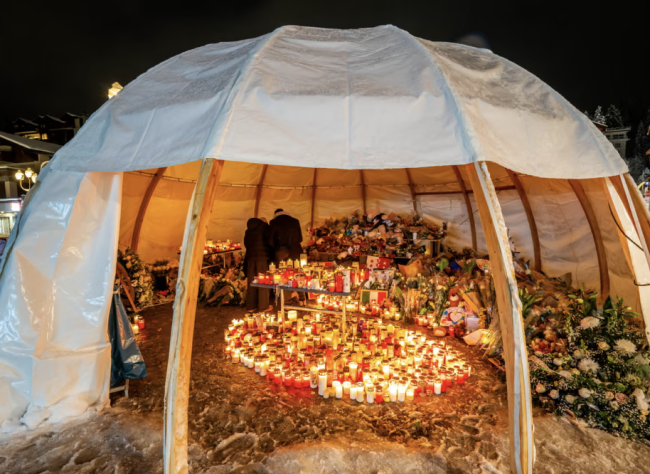 Un mémorial pour les victimes de l'incendie d'un bar suisse prend feu à Crans-Montana