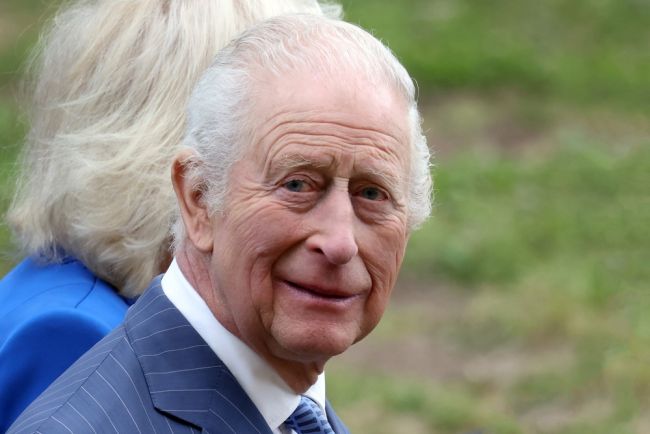 Le roi Charles III devient viral pour avoir taquiné Trump et offert des cadeaux significatifs lors de sa visite à Washington.