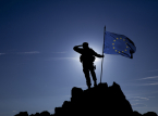 Les alli&eacute;s europ&eacute;ens &eacute;tudient la possibilit&eacute; de cr&eacute;er une banque d'investissement pour la d&eacute;fense afin de stimuler les d&eacute;penses militaires communes.