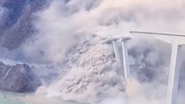 Une vidéo montre le moment où un pont de 2 500 pieds de long nouvellement construit en Chine s'effondre en quelques secondes.