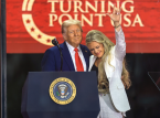 Trump rend hommage &agrave; Kirk lors d'un m&eacute;morial bond&eacute; en Arizona